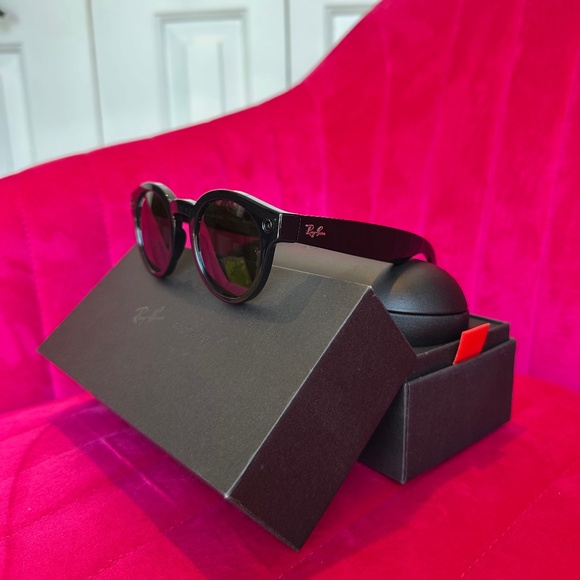 Ray-Ban Stories Round Smart Glasses – Shiny Black RW4003 - Picture 2 of 12